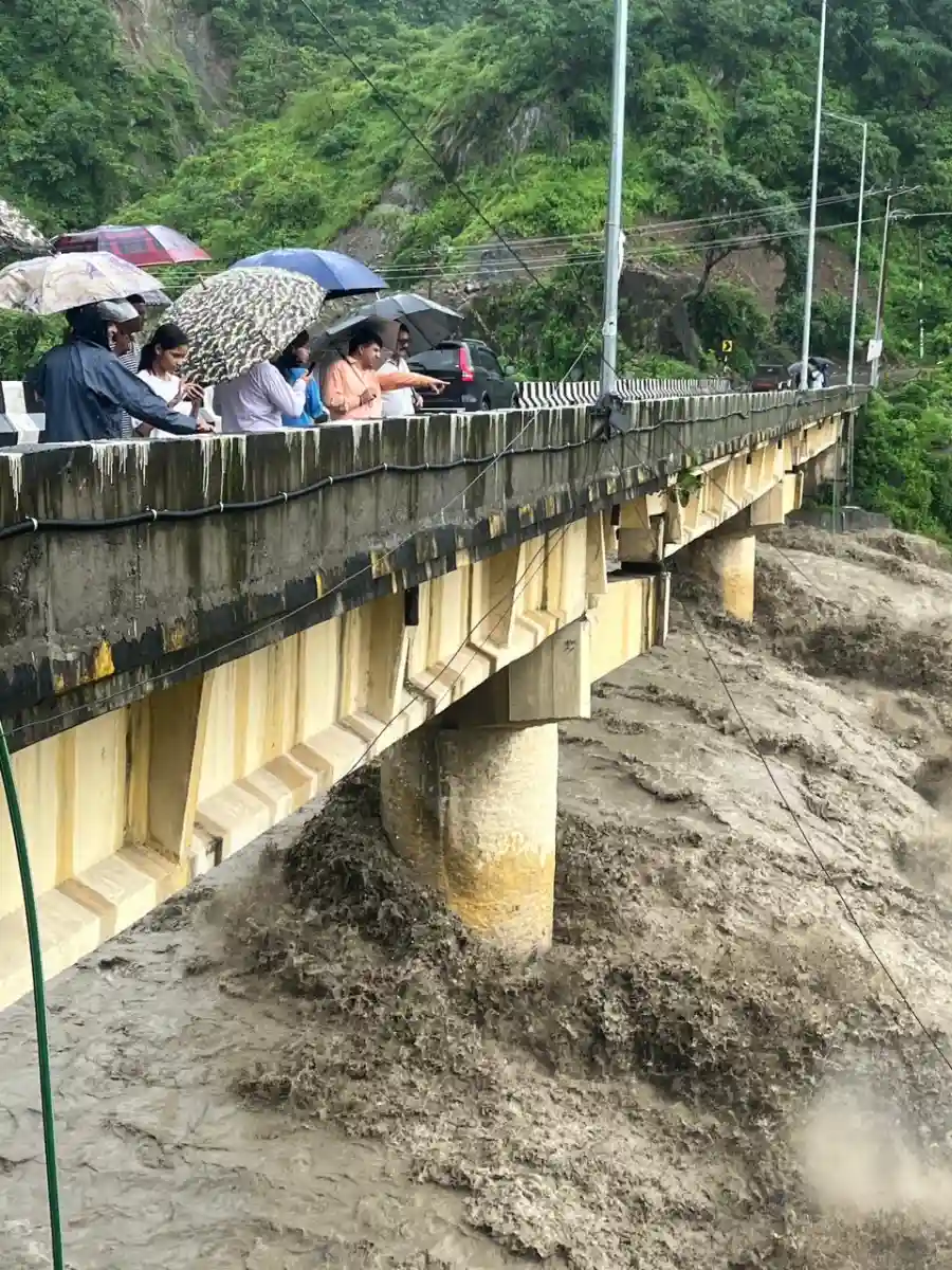 नैनीताल में बारिश का कहर, 40 सड़कें बंद; गौला में 49,638 क्यूसेक पानी