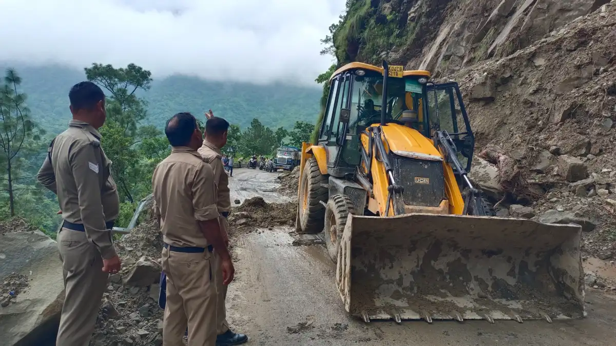 मलबे ने रोका नैनीताल-ज्योलीकोट हाईवे, पुलिस की तत्परता से मिनटों में खुला रास्ता