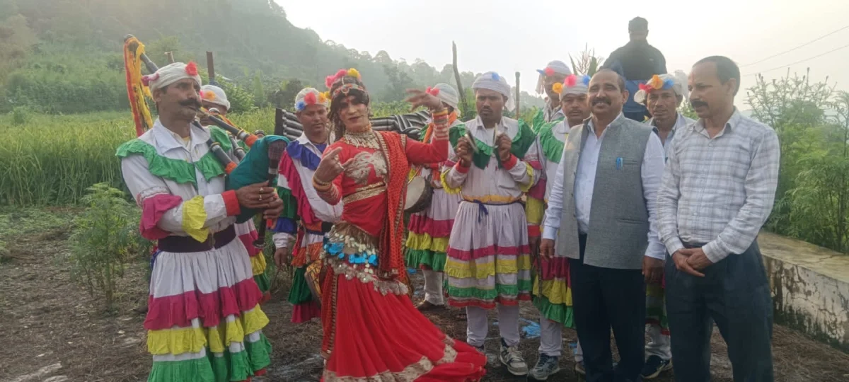 कदली वृक्ष पूजा में शामिल हुए डॉ. भुवन आर्य, मंगोली, नैनीताल से गरमपानी तक जनसंपर्क कर लोगों से किया संवाद
