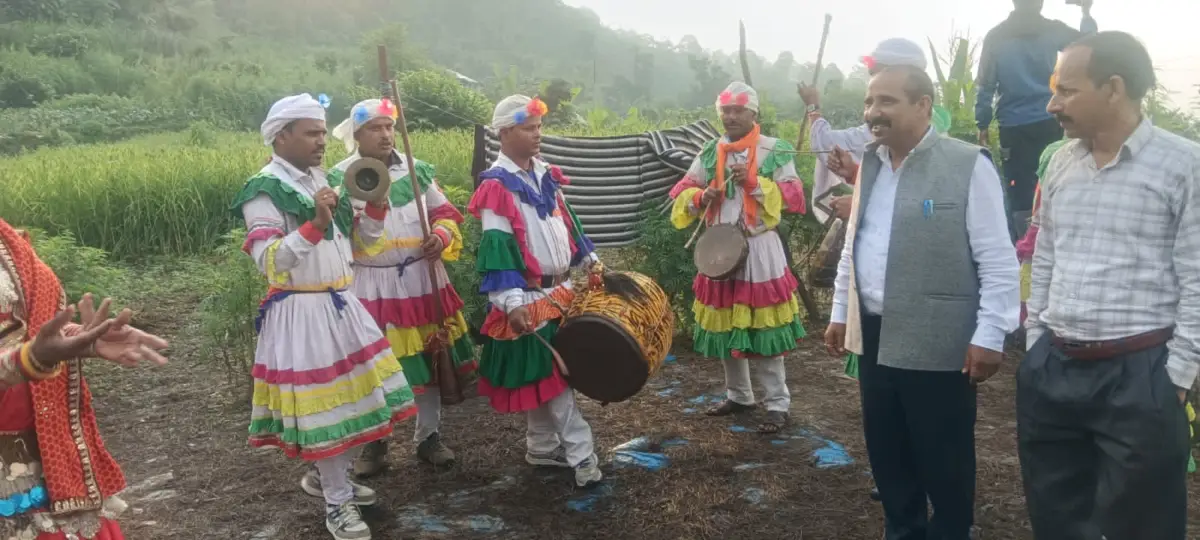 कदली वृक्ष पूजा में शामिल हुए डॉ. भुवन आर्य, मंगोली, नैनीताल से गरमपानी तक जनसंपर्क कर लोगों से किया संवाद