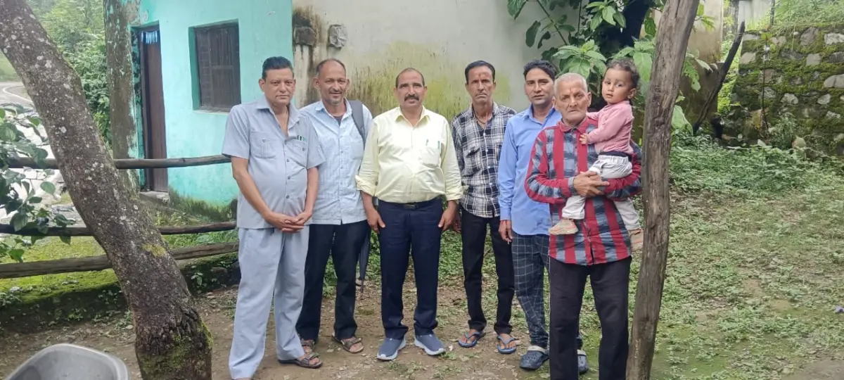कोटाबाग में गांव-गांव पहुंचे डॉ. भुवन आर्य, किसानों से संवाद कर विकास योजनाओं की दी जानकारी