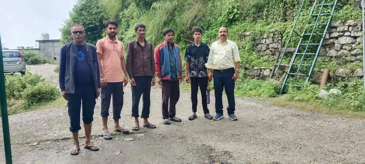 कोटाबाग में गांव-गांव पहुंचे डॉ. भुवन आर्य, किसानों से संवाद कर विकास योजनाओं की दी जानकारी