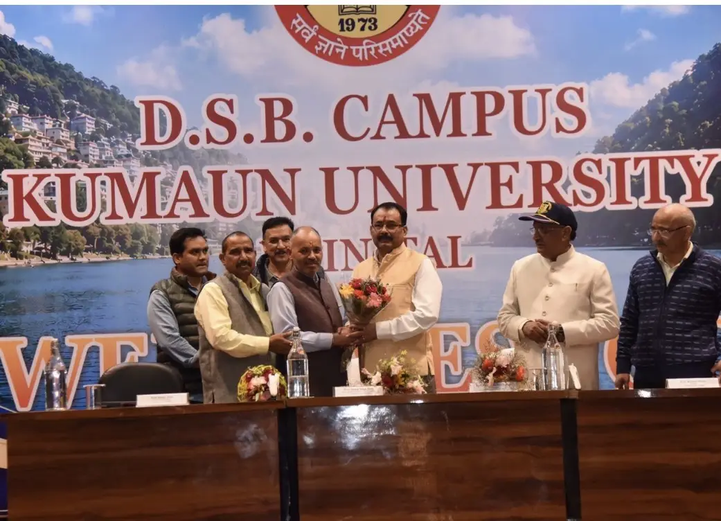 कुमाऊं विश्वविद्यालय के नवनियुक्त कुलपति सतपाल सिंह बिष्ट से मिले डॉ. भुवन चंद्र आर्य, पुष्पगुच्छ भेंट कर दी बधाई