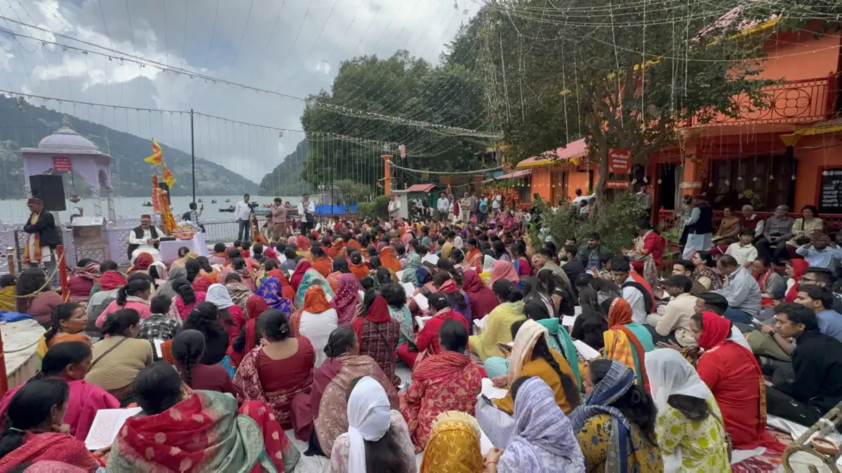 आस्था का सैलाब, जयकारों से गूंजा नैनीताल; पुष्पवर्षा से हुआ नंदा-सुनंदा डोले का भव्य स्वागत