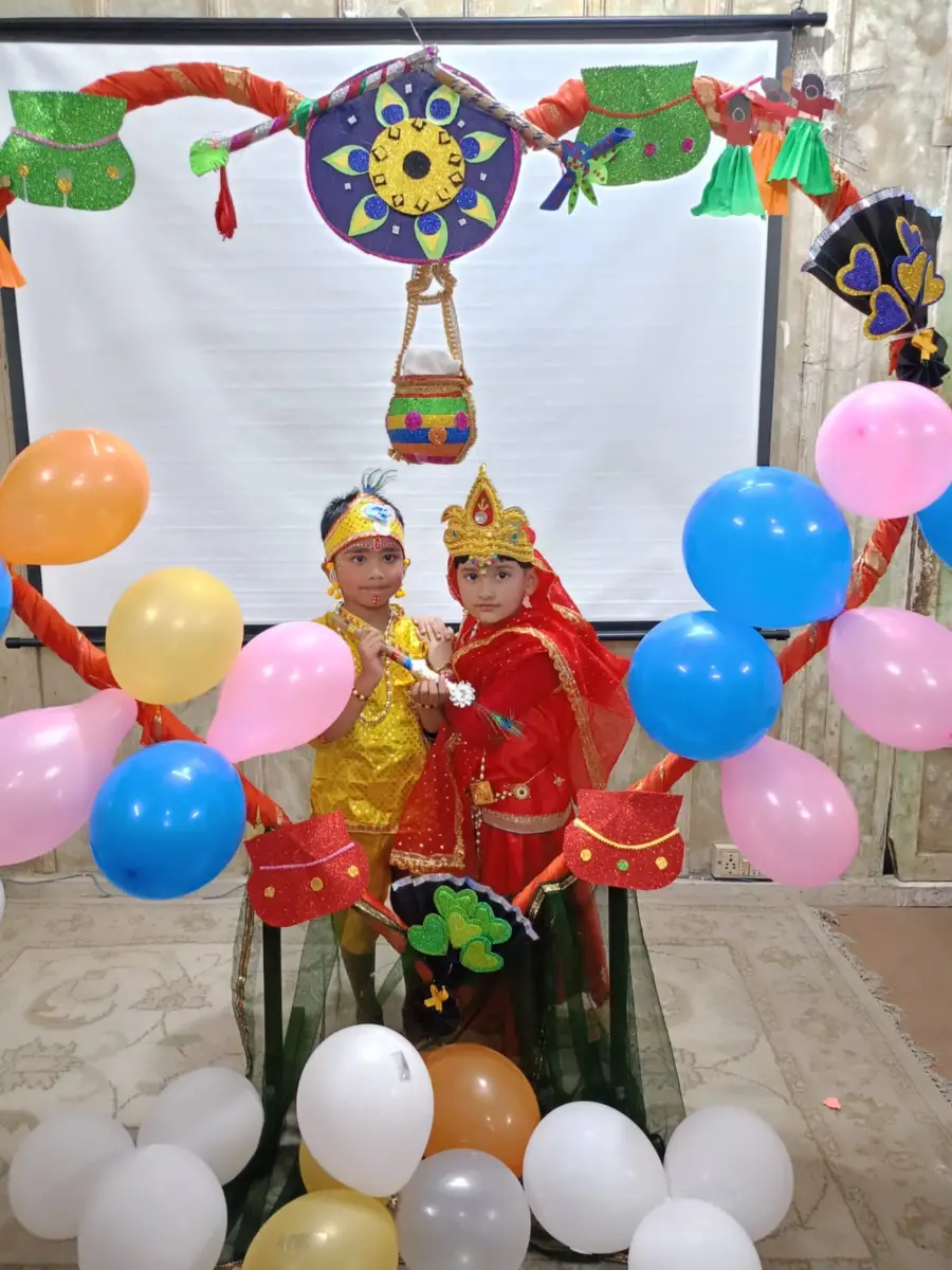 सेंट जॉन्स स्कूल में धूमधाम से मनाई गई श्रीकृष्ण जन्माष्टमी, राधा-कृष्ण के रूप में सजे नन्हे बच्चों ने मोहा मन