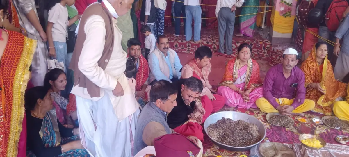 भवाली के नैना देवी मंदिर में पूजा-अर्चना के बाद भुवन आर्य का जनसंपर्क, बजून से नैनीताल तक लोगों से संवाद