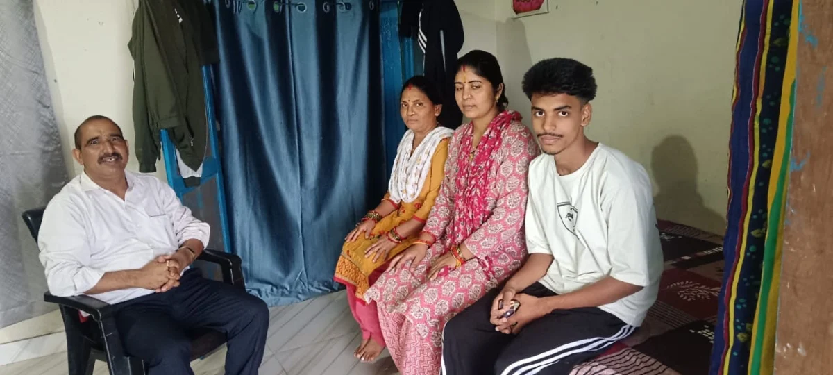 बारिश भी नहीं रोक पाई जनसंपर्क की रफ्तार, स्यात में डॉ. भुवन चंद्र आर्य ने ग्रामीणों से किया संवाद