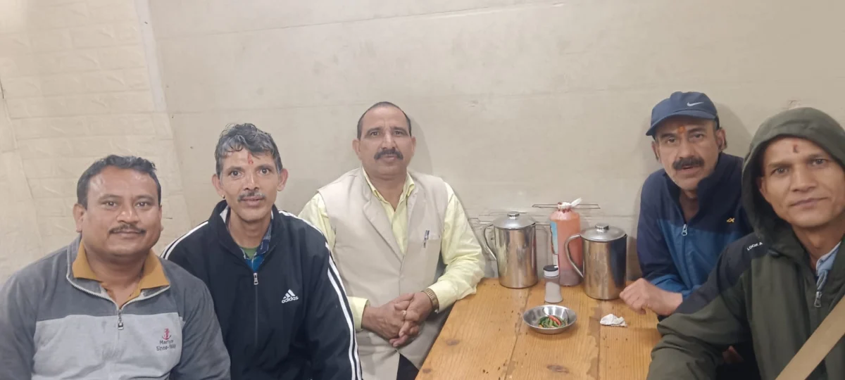 भारी बारिश में भी नहीं रुके डॉ. भुवन चंद्र आर्य, डीएसबी से बजून तक किया जनसंपर्क