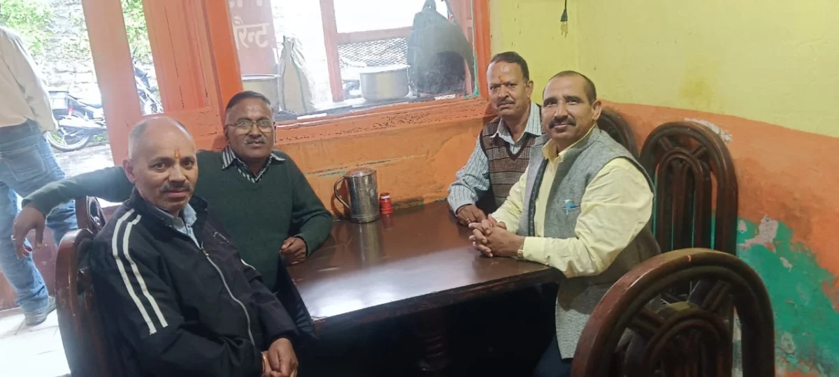 कुमाऊं विश्वविद्यालय के नवनियुक्त कुलपति सतपाल सिंह बिष्ट से मिले डॉ. भुवन चंद्र आर्य, पुष्पगुच्छ भेंट कर दी बधाई
