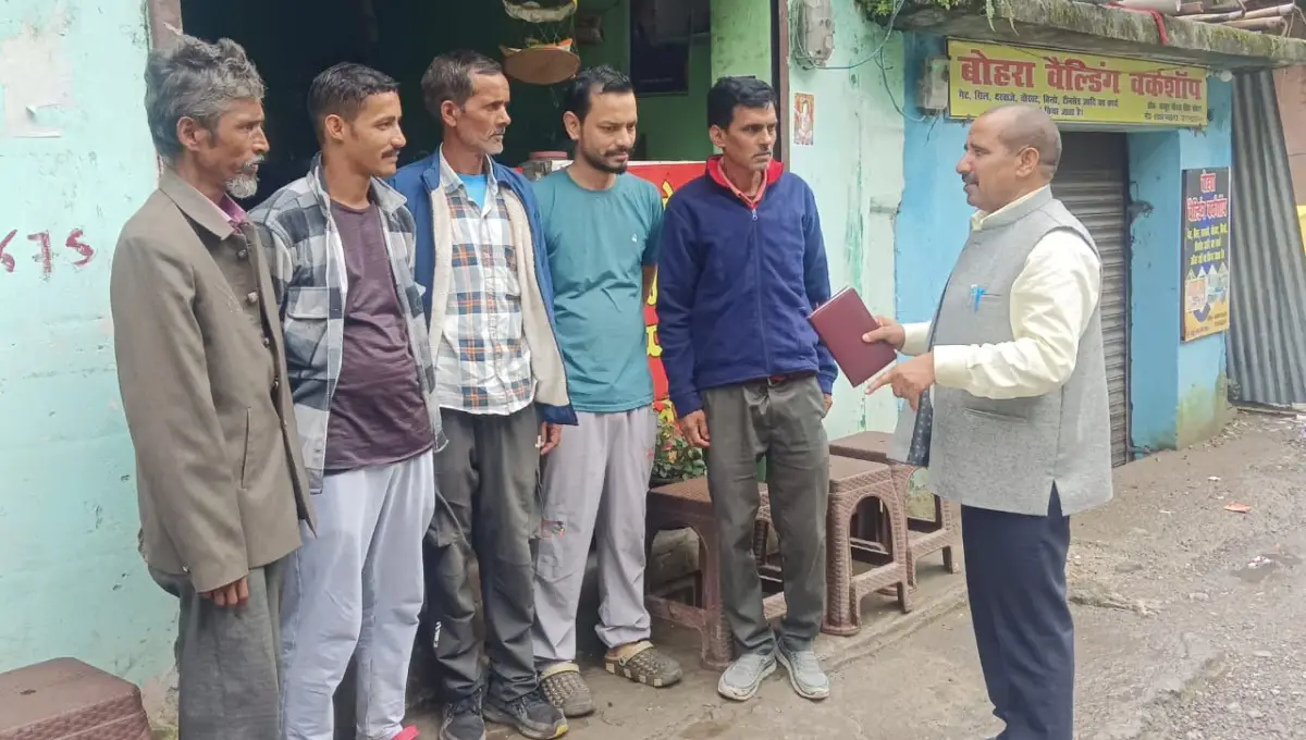 कुमाऊं विश्वविद्यालय के नवनियुक्त कुलपति सतपाल सिंह बिष्ट से मिले डॉ. भुवन चंद्र आर्य, पुष्पगुच्छ भेंट कर दी बधाई