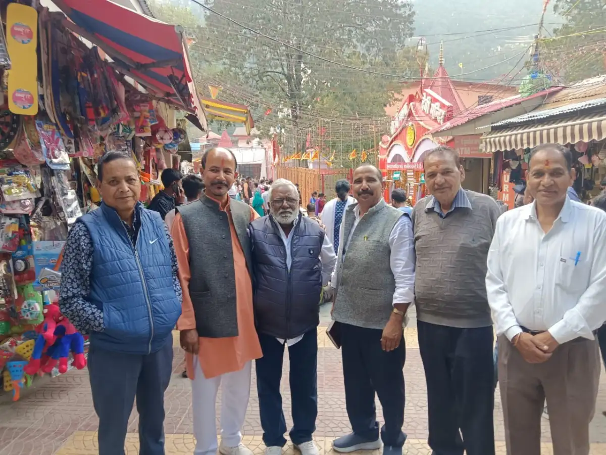 जनता के बीच पहुंचे डॉ. भुवन चंद्र आर्य, नैनीताल विधानसभा में व्यापक जनसंपर्क,मुख्यमंत्री को दिया पुष्पगुच्छ