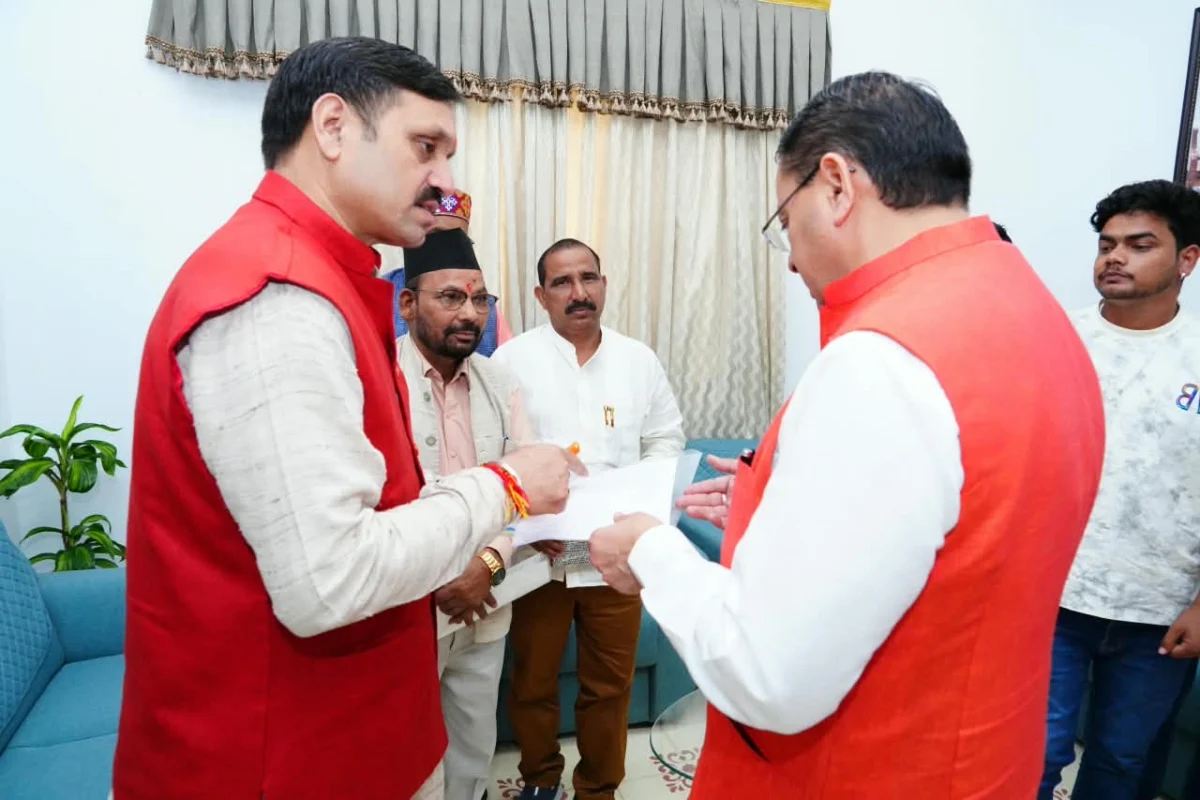 मुख्यमंत्री धामी से मिले डॉ. भुवन आर्य, विधायक भूपाल राम टम्टा व भाजपा कार्यकर्ता, पुस्तक भेंट कर की मुलाकात