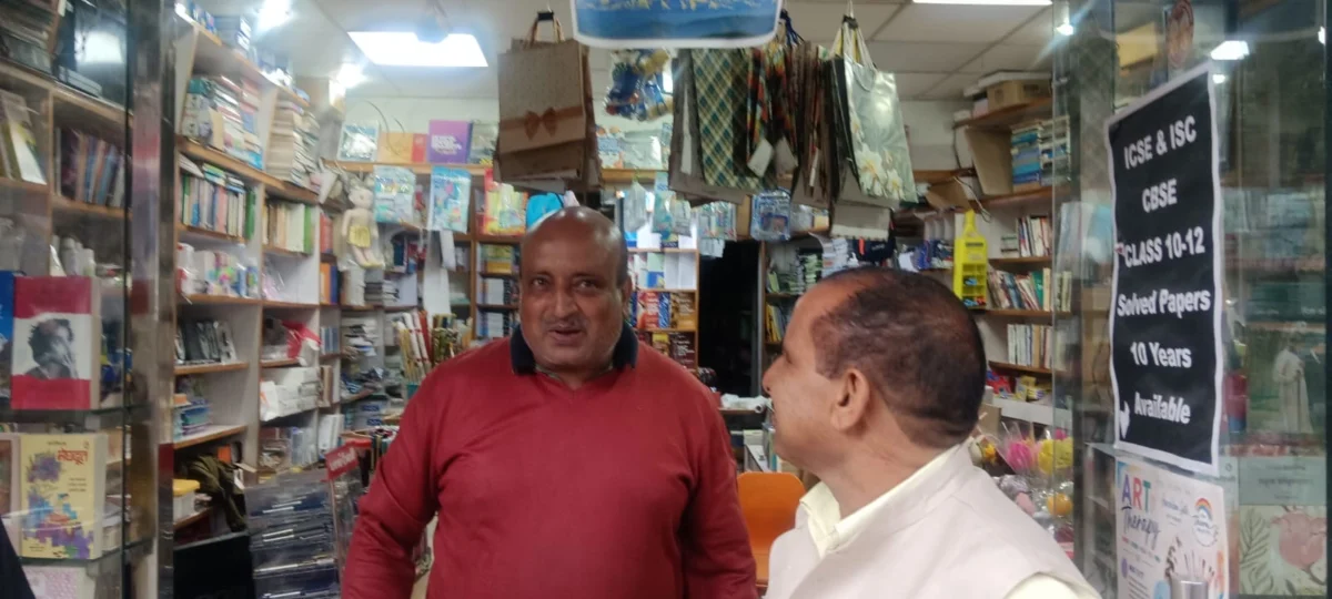 भारी बारिश में भी नहीं रुके डॉ. भुवन चंद्र आर्य, डीएसबी से बजून तक किया जनसंपर्क