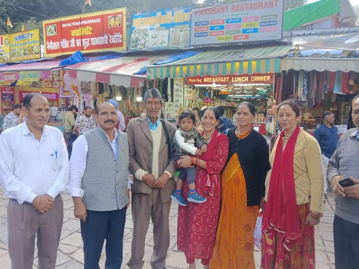जनता के बीच पहुंचे डॉ. भुवन चंद्र आर्य, नैनीताल विधानसभा में व्यापक जनसंपर्क,मुख्यमंत्री को दिया पुष्पगुच्छ