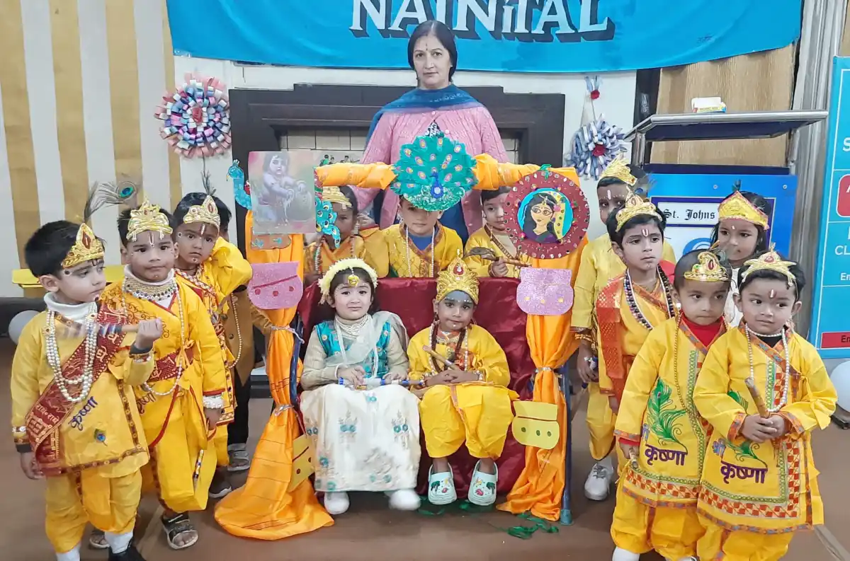 सेंट जॉन्स स्कूल में धूमधाम से मनाई गई श्रीकृष्ण जन्माष्टमी, राधा-कृष्ण के रूप में सजे नन्हे बच्चों ने मोहा मन