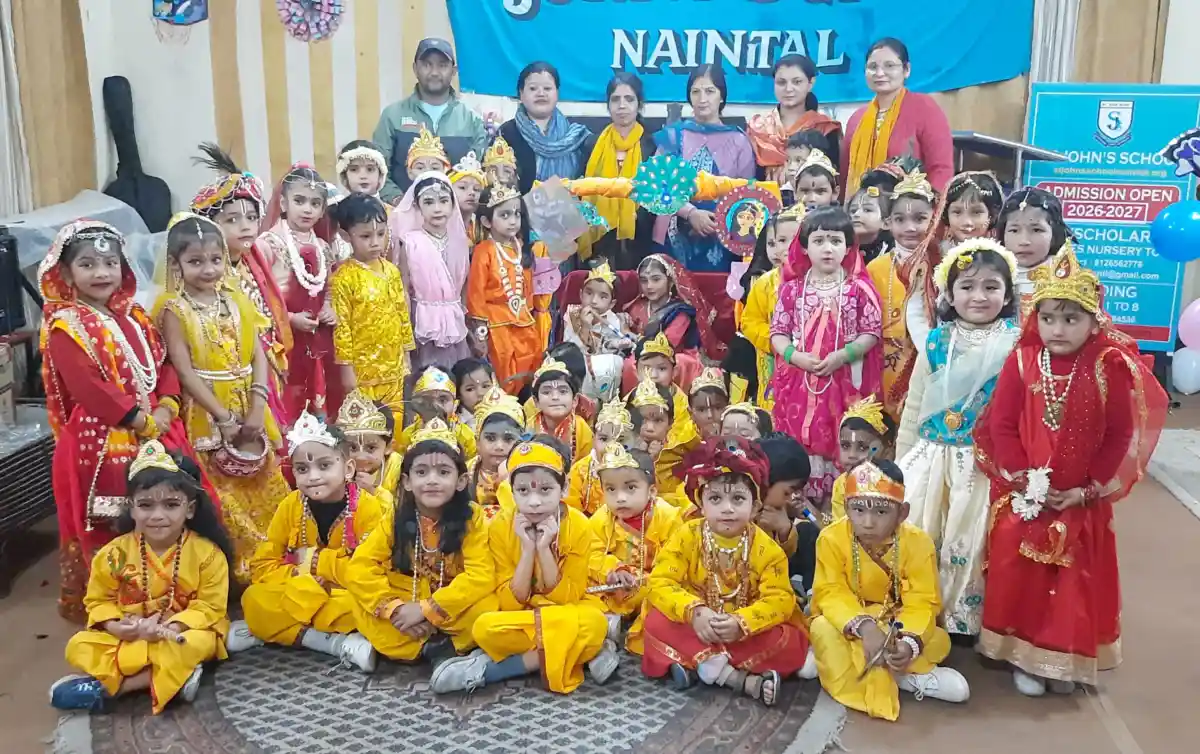 सेंट जॉन्स स्कूल में धूमधाम से मनाई गई श्रीकृष्ण जन्माष्टमी, राधा-कृष्ण के रूप में सजे नन्हे बच्चों ने मोहा मन