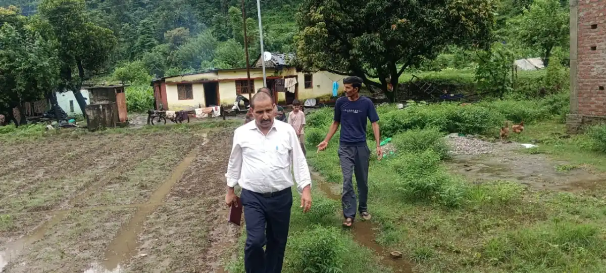 बारिश भी नहीं रोक पाई जनसंपर्क की रफ्तार, स्यात में डॉ. भुवन चंद्र आर्य ने ग्रामीणों से किया संवाद
