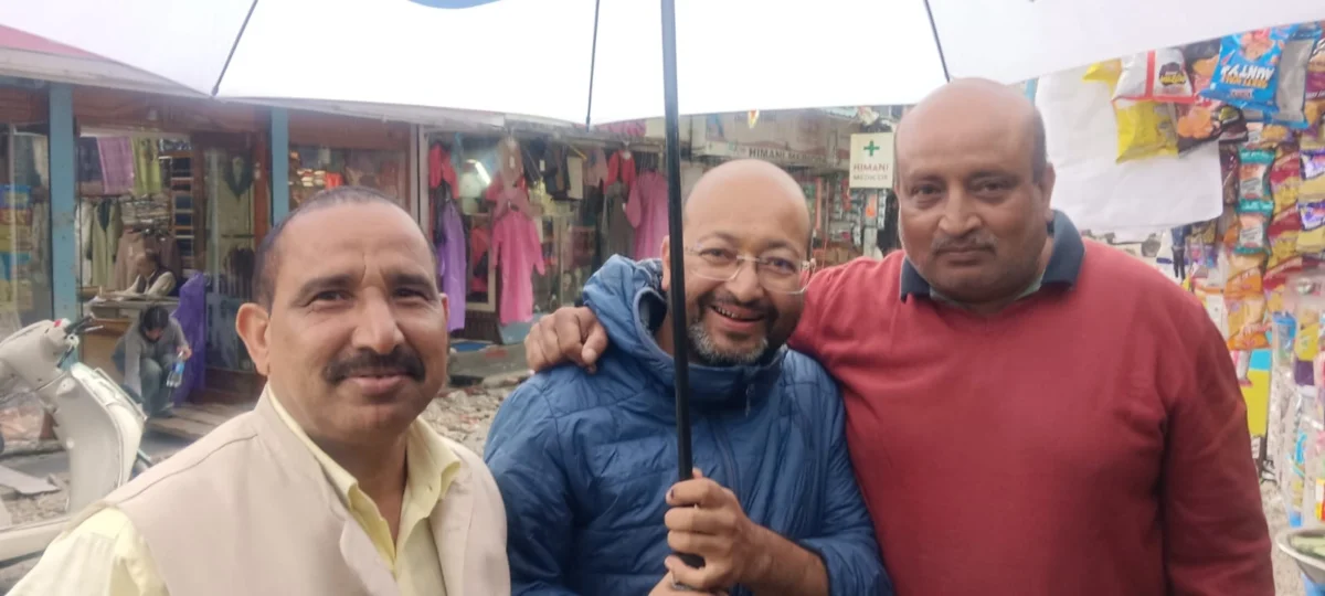 भारी बारिश में भी नहीं रुके डॉ. भुवन चंद्र आर्य, डीएसबी से बजून तक किया जनसंपर्क