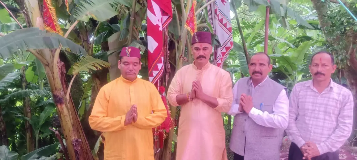 कदली वृक्ष पूजा में शामिल हुए डॉ. भुवन आर्य, मंगोली, नैनीताल से गरमपानी तक जनसंपर्क कर लोगों से किया संवाद