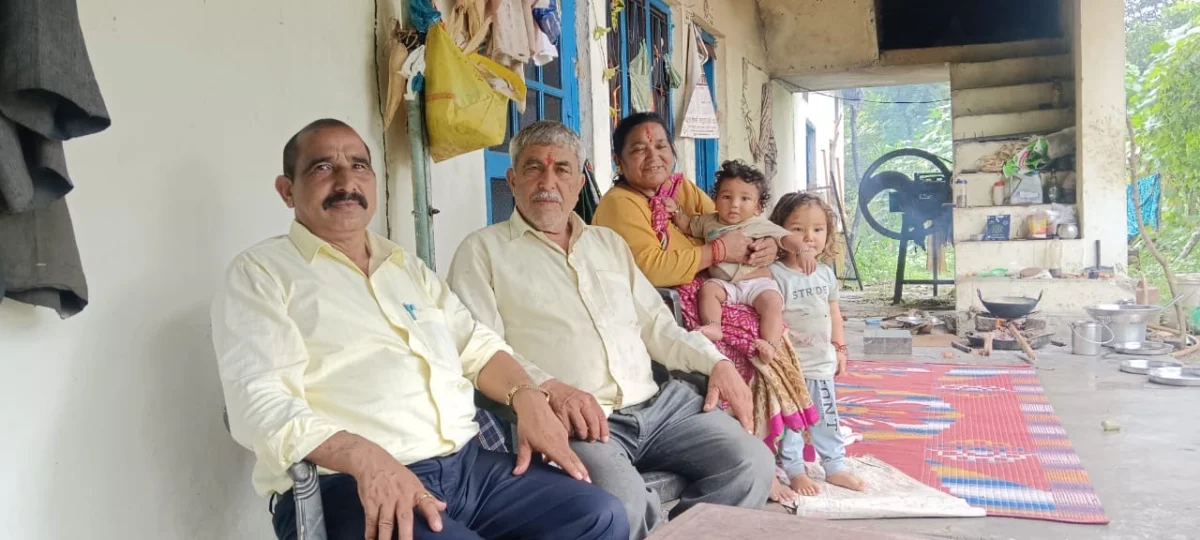 कोटाबाग में गांव-गांव पहुंचे डॉ. भुवन आर्य, किसानों से संवाद कर विकास योजनाओं की दी जानकारी
