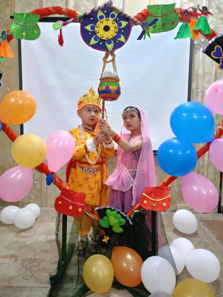 सेंट जॉन्स स्कूल में धूमधाम से मनाई गई श्रीकृष्ण जन्माष्टमी, राधा-कृष्ण के रूप में सजे नन्हे बच्चों ने मोहा मन