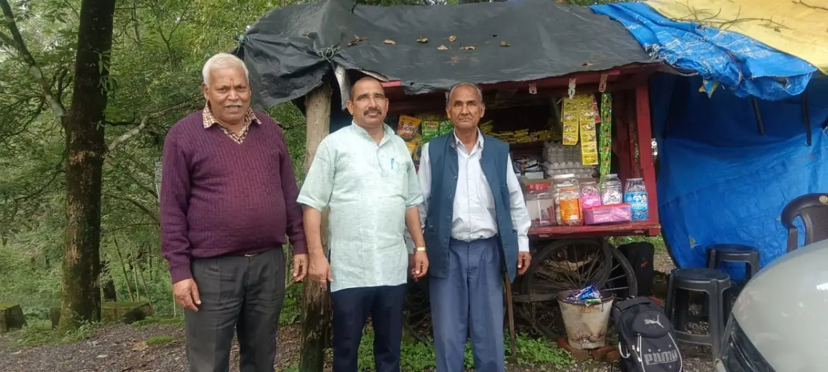 जनसंपर्क में सक्रिय दिखे डॉ. भुवन आर्य, शोकाकुल परिवारों से मिले और विकास योजनाओं पर किया संवाद