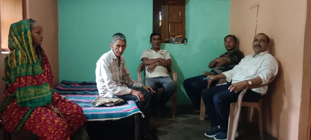बारिश भी नहीं रोक पाई जनसंपर्क की रफ्तार, स्यात में डॉ. भुवन चंद्र आर्य ने ग्रामीणों से किया संवाद