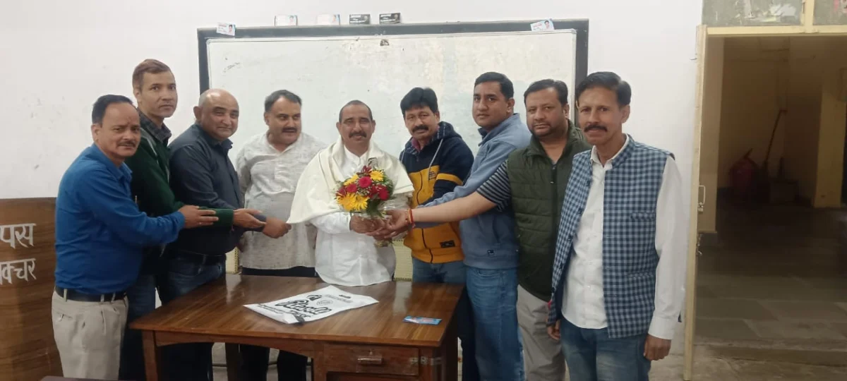 चुनावी तेवर के साथ कुछ दमदार विकल्प:  1. डीएसबी परिसर से नैनीताल बाजार तक डॉ. भुवन आर्य की सक्रियता, कर्मचारियों से संवाद और जनसंपर्क से साधा संपर्क 2. कर्मचारियों से संवाद, बाजार में जनसंपर्क—नैनीताल में डॉ. भुवन आर्य की बढ़ी सक्रियता 3. डीएसबी परिसर में सम्मान, बाजार में जनसंपर्क; डॉ. भुवन आर्य ने साधा संवाद 4. डीएसबी परिसर से बाजार तक डॉ. भुवन आर्य का जनसंपर्क अभियान, विकास योजनाओं पर किया संवाद  मेरी पसंद:  कर्मचारियों से संवाद, बाजार में जनसंपर्क—नैनीताल में डॉ. भुवन आर्य की बढ़ी सक्रियता