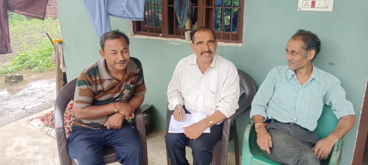 बारिश भी नहीं रोक पाई जनसंपर्क की रफ्तार, स्यात में डॉ. भुवन चंद्र आर्य ने ग्रामीणों से किया संवाद