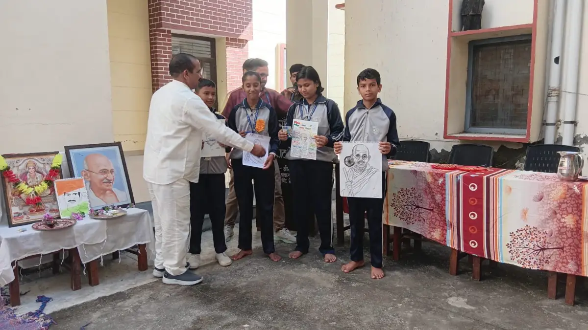 गांधी-शास्त्री जयंती पर बेतालघाट में गूंजा देशभक्ति का संदेश  डॉ. भुवन चंद्र आर्य ने किया ध्वजारोहण, प्रतिभावान छात्र-छात्राएं हुए सम्मानित