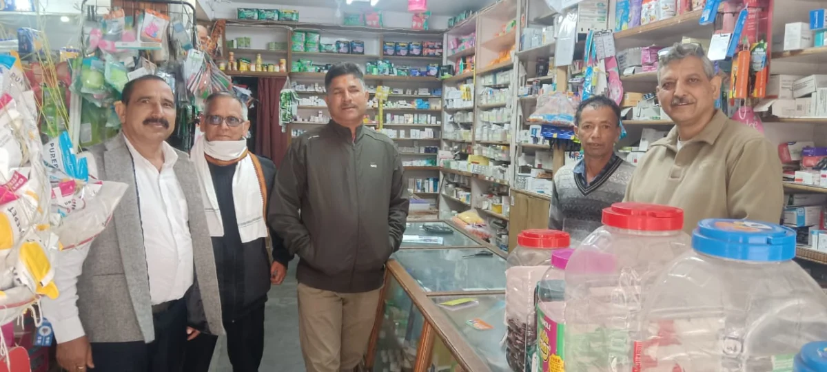 तल्लीताल बाजार से डीएसबी परिसर तक डॉ. भुवन आर्य का जनसंपर्क, व्यापारियों और प्राध्यापकों से की मुलाकात