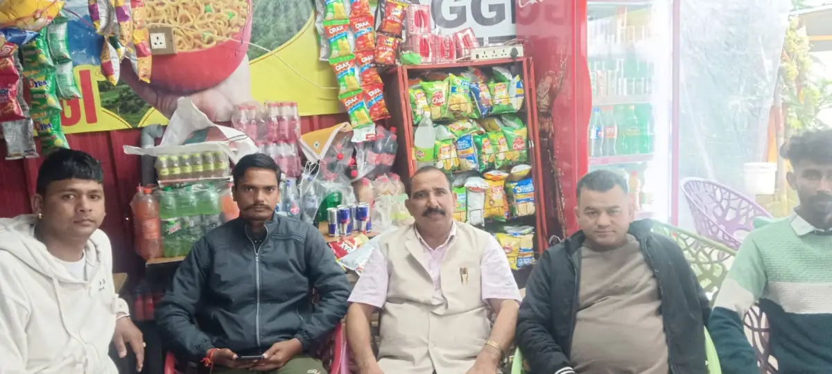 गांव-गांव पहुंचे डॉ. भुवन चंद्र आर्य, जनसंपर्क के साथ महिलाओं को बांटी महालक्ष्मी किट
