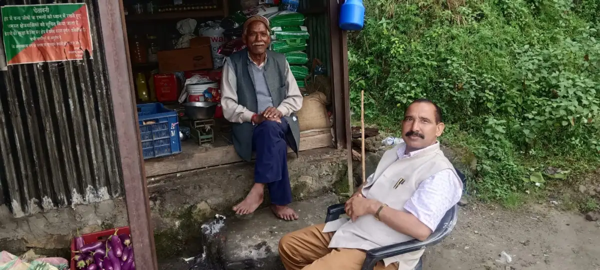 गांव-गांव पहुंचे डॉ. भुवन चंद्र आर्य, जनसंपर्क के साथ महिलाओं को बांटी महालक्ष्मी किट