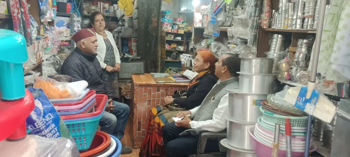तल्लीताल बाजार से डीएसबी परिसर तक डॉ. भुवन आर्य का जनसंपर्क, व्यापारियों और प्राध्यापकों से की मुलाकात