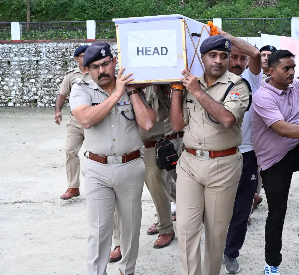 कर्तव्यपथ का साथी हुआ विदा, आरक्षी प्रकाश नैनवाल को नैनीताल पुलिस ने दी शोक सलामी
