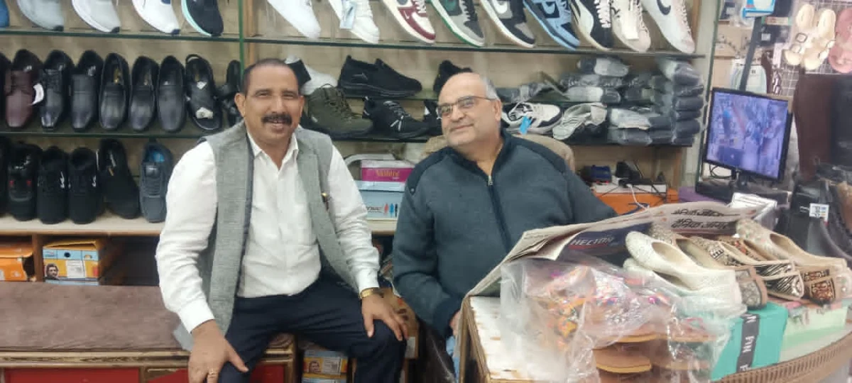 तल्लीताल बाजार से डीएसबी परिसर तक डॉ. भुवन आर्य का जनसंपर्क, व्यापारियों और प्राध्यापकों से की मुलाकात