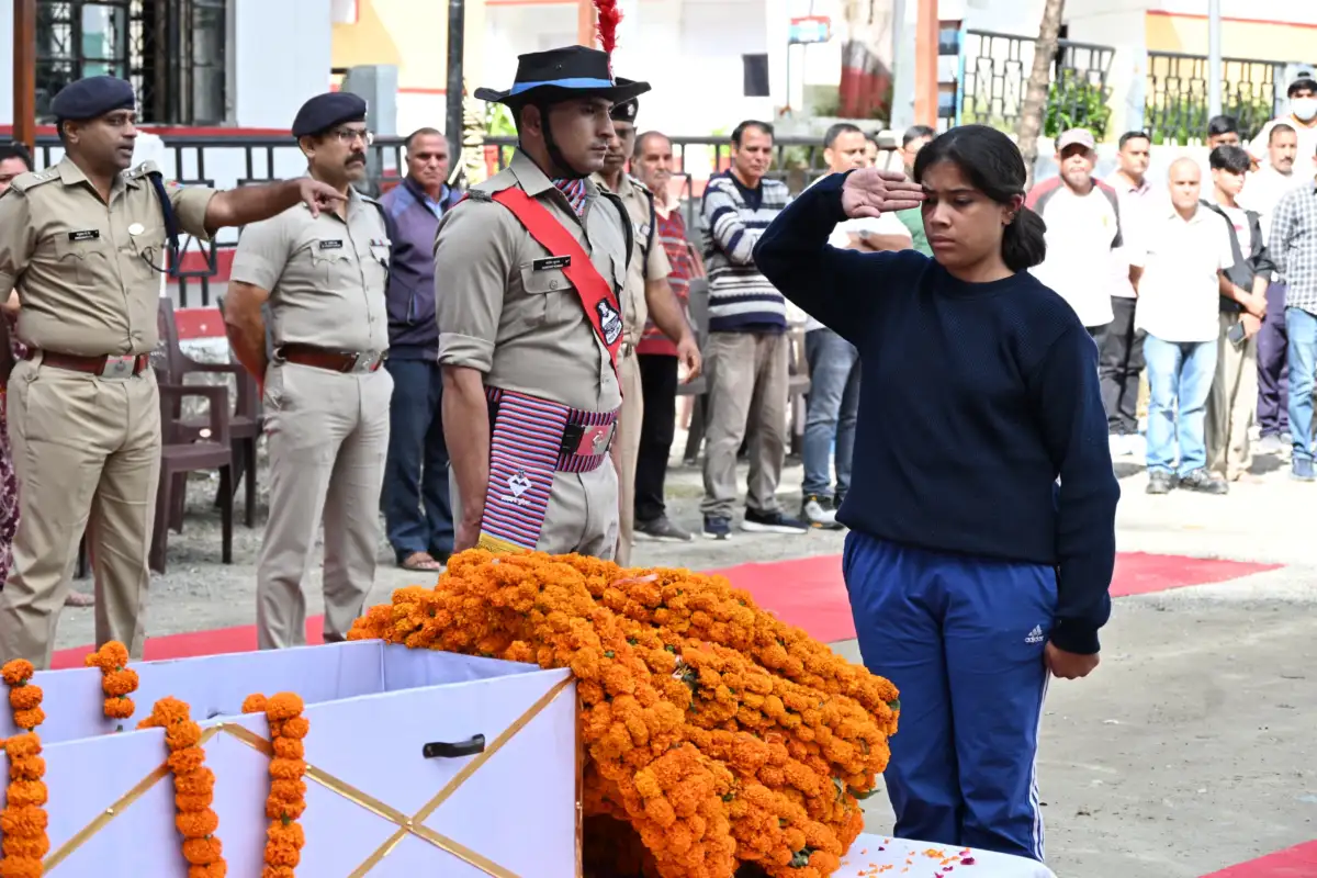 कर्तव्यपथ का साथी हुआ विदा, आरक्षी प्रकाश नैनवाल को नैनीताल पुलिस ने दी शोक सलामी
