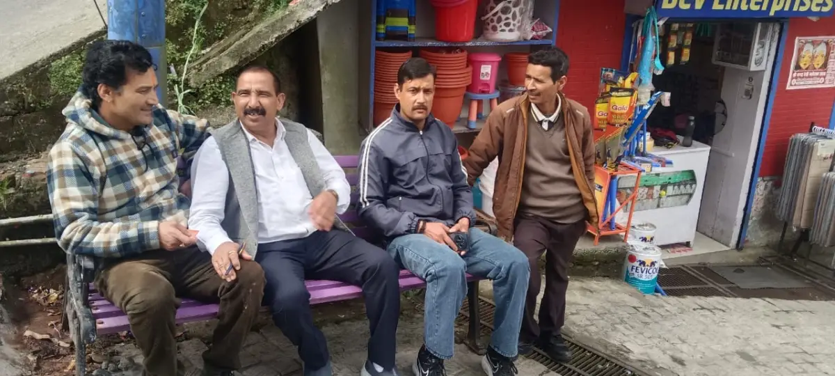तल्लीताल बाजार से डीएसबी परिसर तक डॉ. भुवन आर्य का जनसंपर्क, व्यापारियों और प्राध्यापकों से की मुलाकात