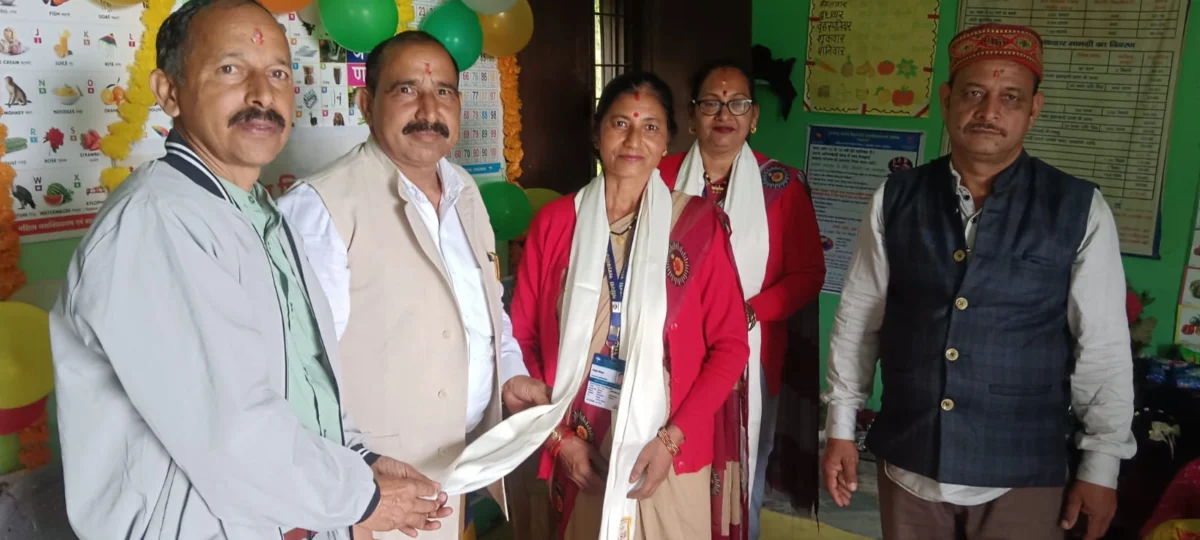 गांवों में पहुंचे डॉ. भुवन चंद्र आर्य, महिलाओं-बच्चों को योजनाओं का लाभ दिलाने के साथ कर्मचारियों से भी किया संवाद