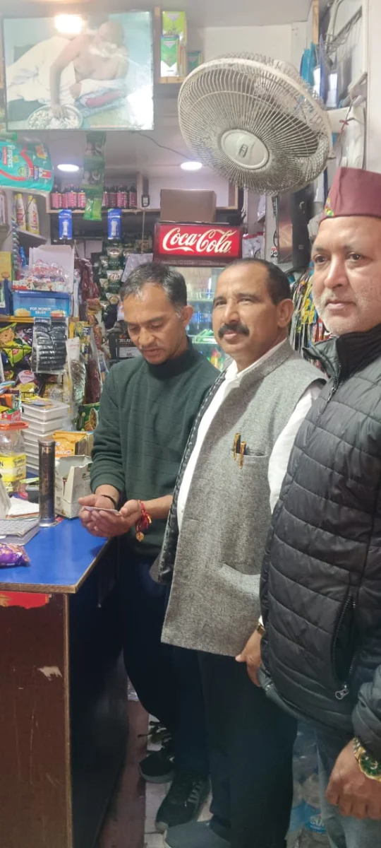 तल्लीताल बाजार से डीएसबी परिसर तक डॉ. भुवन आर्य का जनसंपर्क, व्यापारियों और प्राध्यापकों से की मुलाकात
