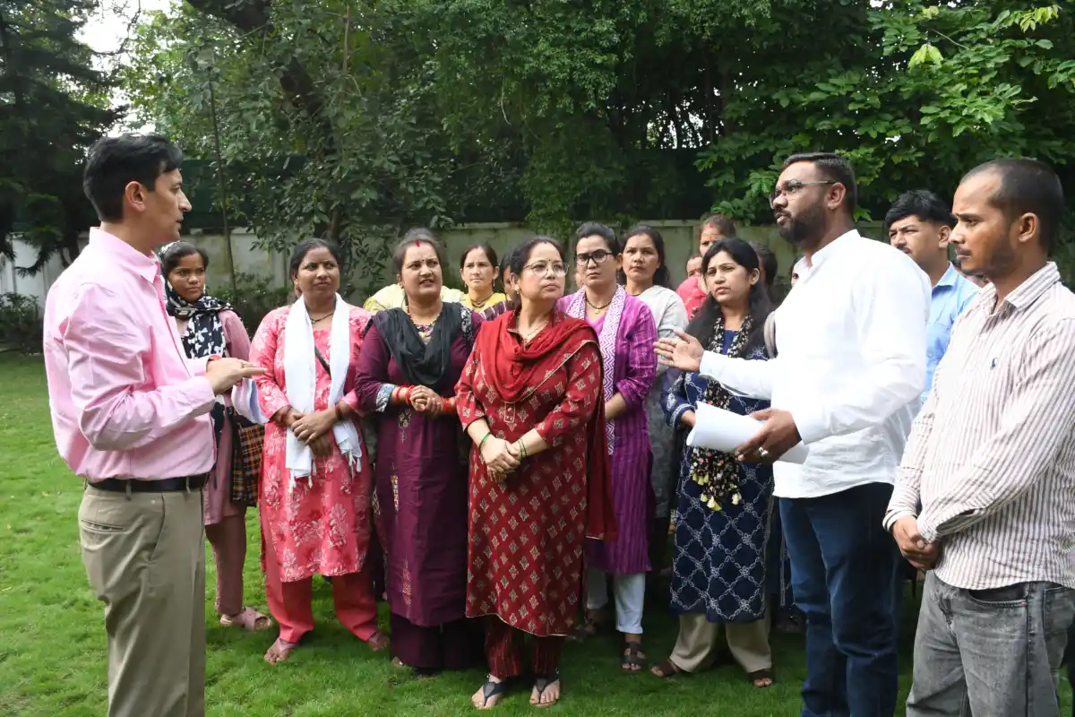 मल्ला चौफुला के सड़क मार्गों को 20 फीट चौड़ा करने की मांग, क्षेत्रवासियों ने आयुक्त कुमाऊं को सौंपा ज्ञापन – आयुक्त ने दिए स्थलीय जांच