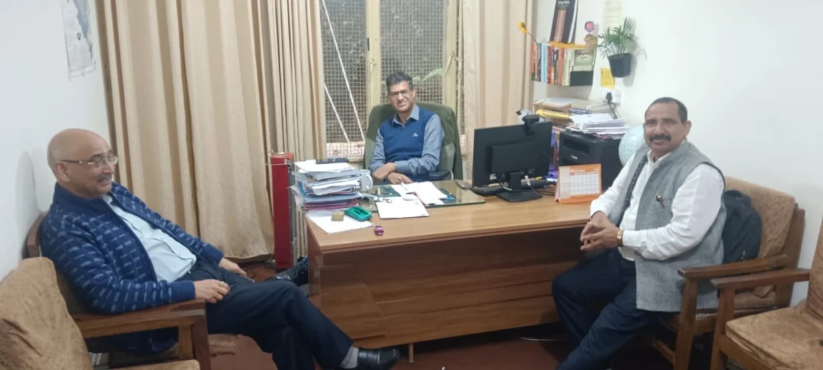 तल्लीताल बाजार से डीएसबी परिसर तक डॉ. भुवन आर्य का जनसंपर्क, व्यापारियों और प्राध्यापकों से की मुलाकात