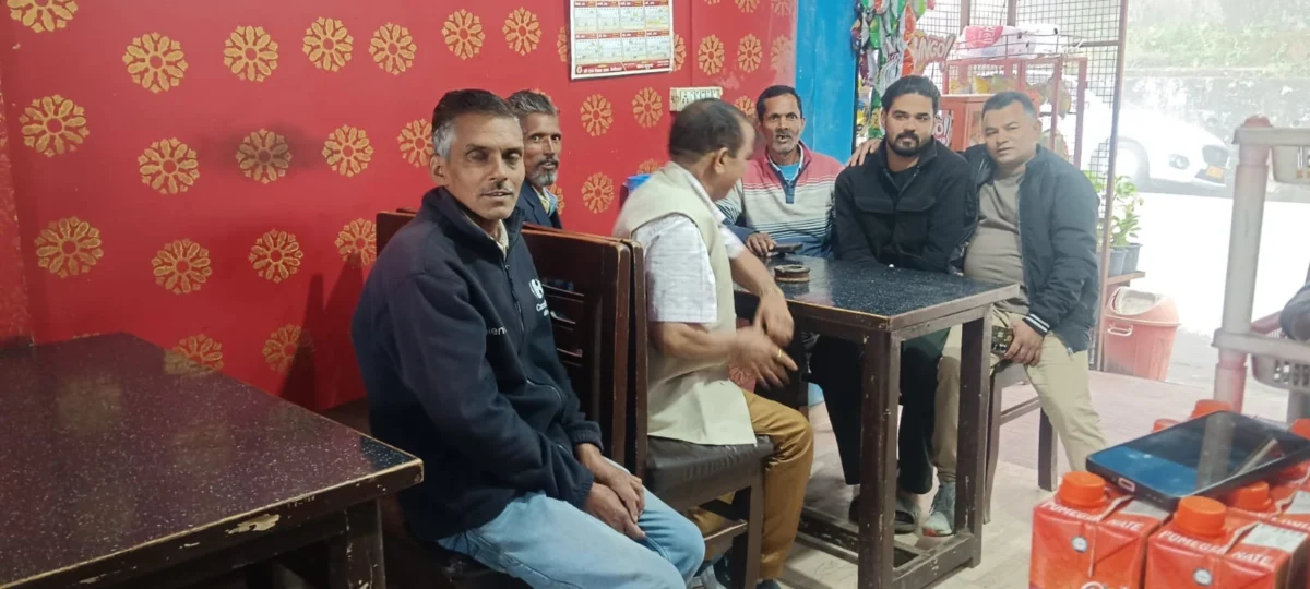 गांव-गांव पहुंचे डॉ. भुवन चंद्र आर्य, जनसंपर्क के साथ महिलाओं को बांटी महालक्ष्मी किट
