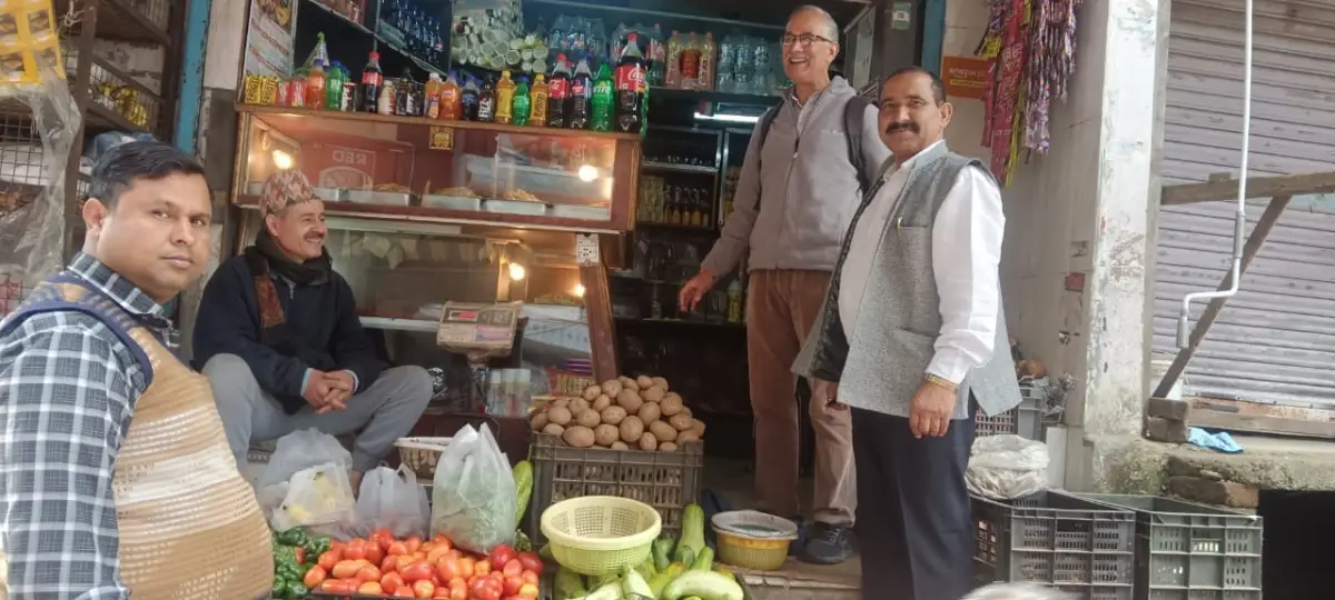 तल्लीताल बाजार से डीएसबी परिसर तक डॉ. भुवन आर्य का जनसंपर्क, व्यापारियों और प्राध्यापकों से की मुलाकात