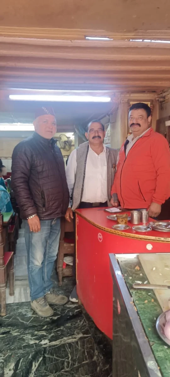 तल्लीताल बाजार से डीएसबी परिसर तक डॉ. भुवन आर्य का जनसंपर्क, व्यापारियों और प्राध्यापकों से की मुलाकात