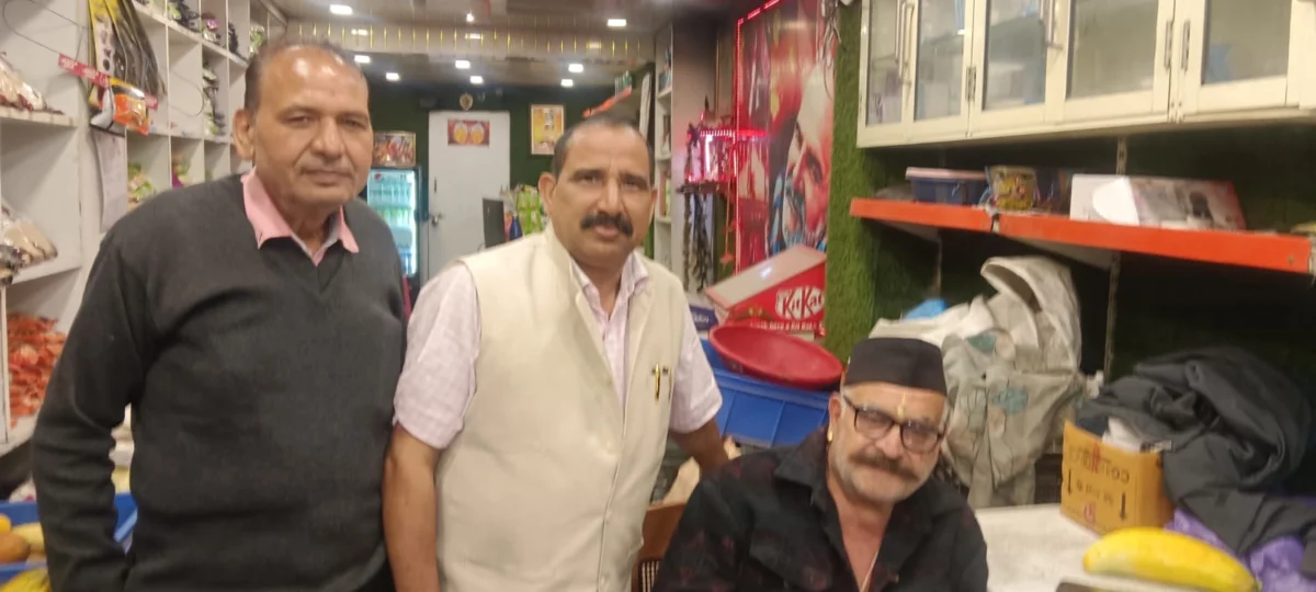 गांव-गांव पहुंचे डॉ. भुवन चंद्र आर्य, जनसंपर्क के साथ महिलाओं को बांटी महालक्ष्मी किट