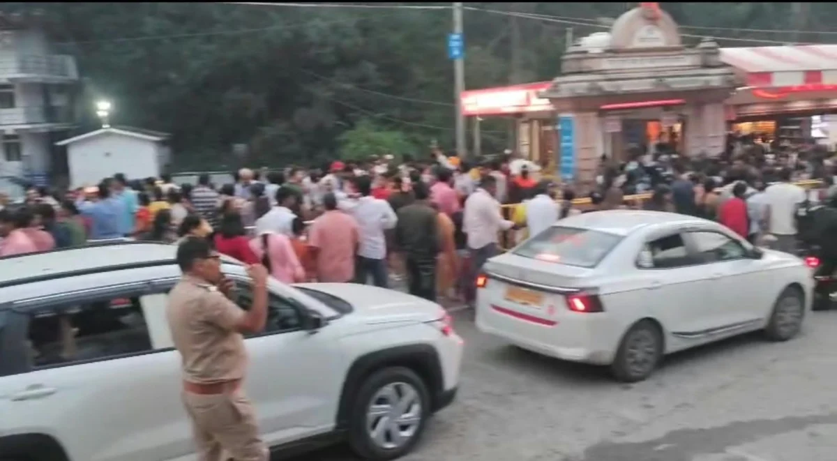 वीकेंड पर कैंची धाम में उमड़ी श्रद्धालुओं की भीड़, यातायात संभालने में जुटी नैनीताल पुलिस
