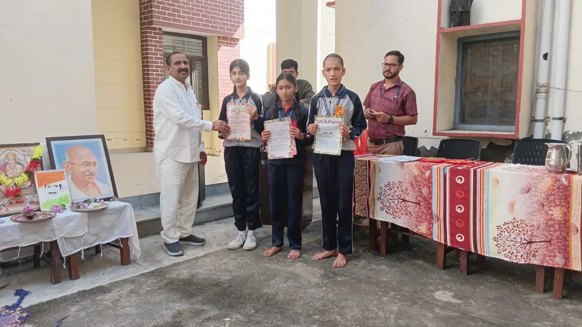 गांधी-शास्त्री जयंती पर बेतालघाट में गूंजा देशभक्ति का संदेश  डॉ. भुवन चंद्र आर्य ने किया ध्वजारोहण, प्रतिभावान छात्र-छात्राएं हुए सम्मानित