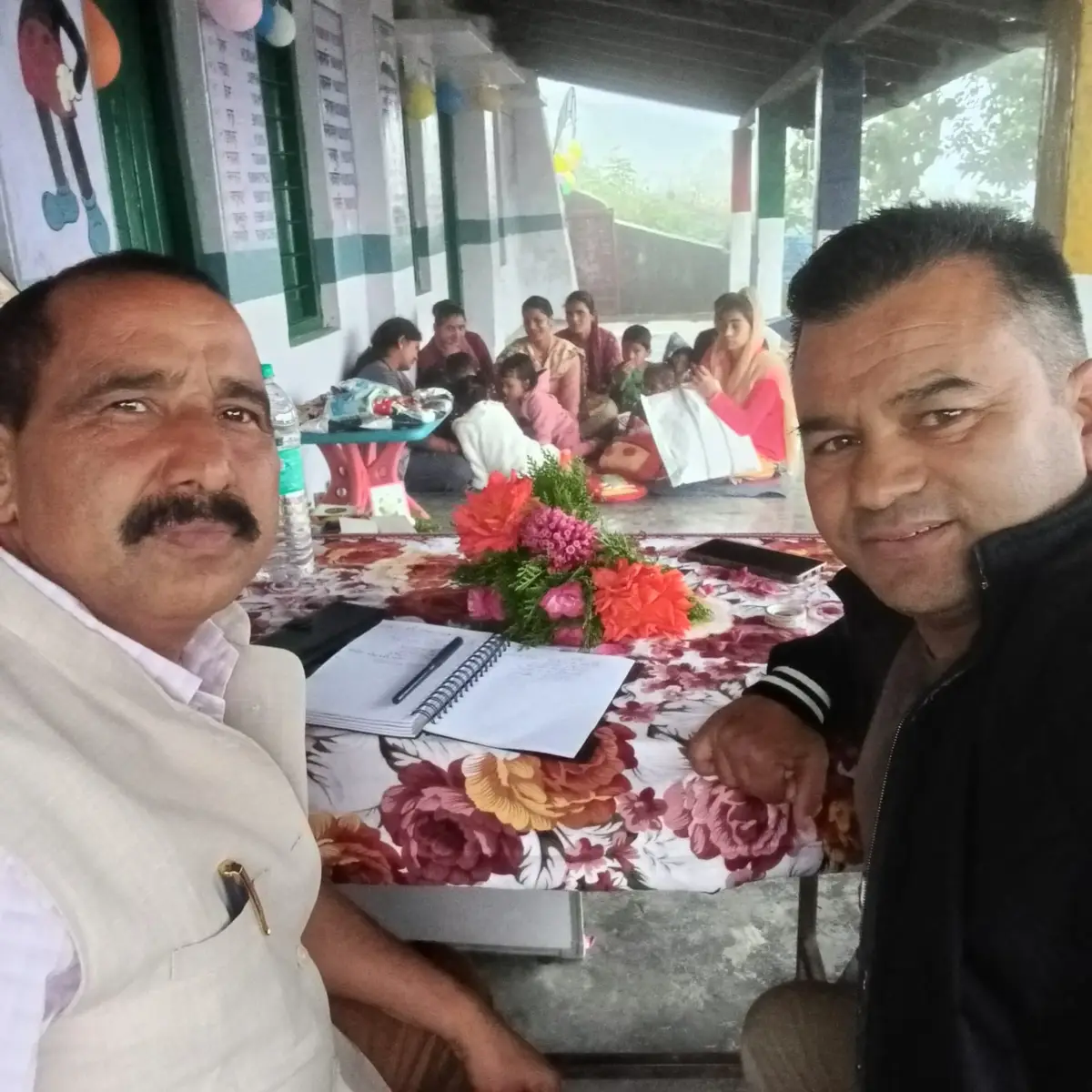 गांव-गांव पहुंचे डॉ. भुवन चंद्र आर्य, जनसंपर्क के साथ महिलाओं को बांटी महालक्ष्मी किट
