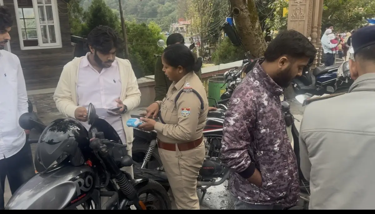 नैनीताल में प्रतिबंधित टैक्सी बाइकों पर पुलिस का शिकंजा, 10 बाइक सीज और दर्जनभर से अधिक के चालान